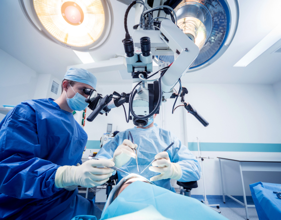 Два хирурга в масках проводят операцию на мозге
