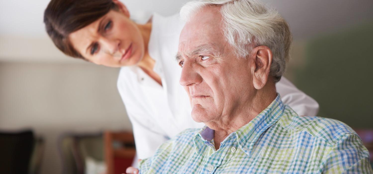 Болезнь альцгеймера врач. Пожилые люди. Депрессия у пожилых людей. Что такое деменция у пожилых людей. Старики.